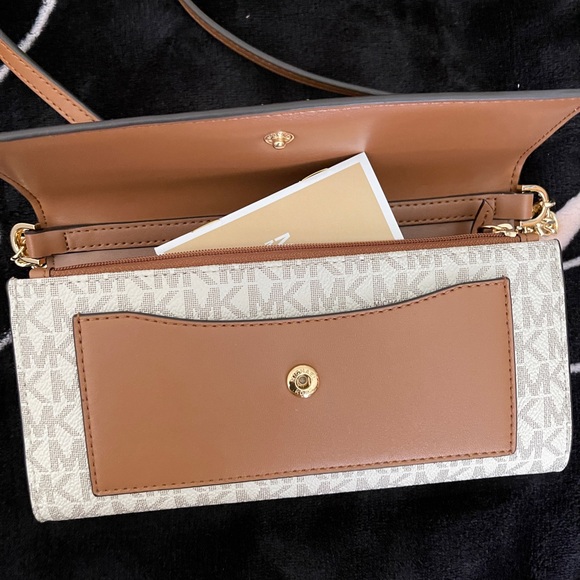 Michael Kors Jet Set Medium Saffiano Leather 2-in-1 Convertible
Crossbody Bag - Picture 1 of 8
